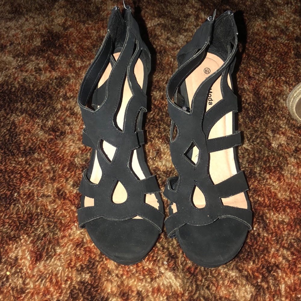 Black wedges